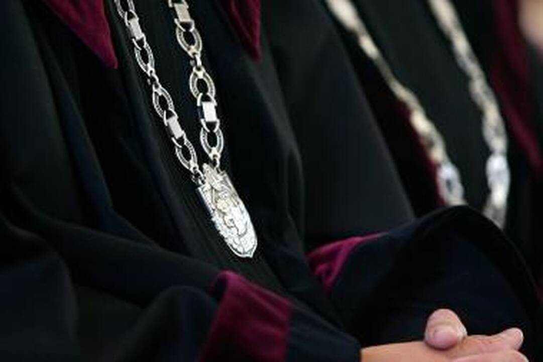 Teisėjai neišmokėtų atlyginimų bando išsireikalauti per teismus