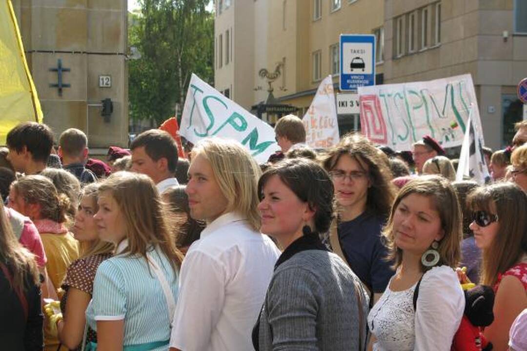 Veteranų eitynes Vilniuje lydėjo priešiški šūkiai (papildyta 15.50 val.)