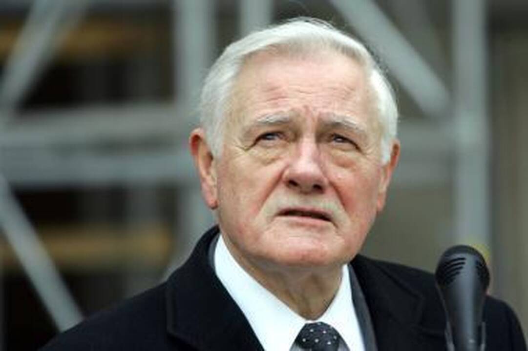 V.Adamkaus apdovanojimas V.Jakuninui iš dalies pažeidė Konstituciją (papildyta 17.20 val.)