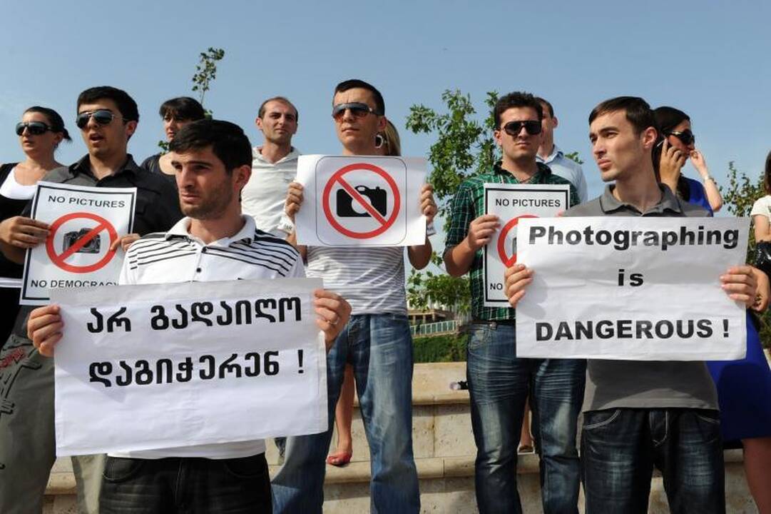 Šnipinėjimu kaltinamiems fotografams gali pavykti išvengti kalėjimo