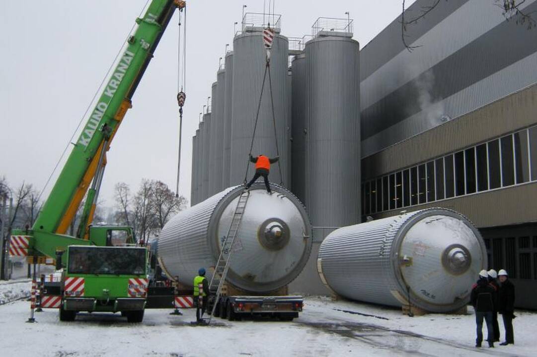 Milžiniškos cisternos alui gali laikinai sutrikdyti eismą