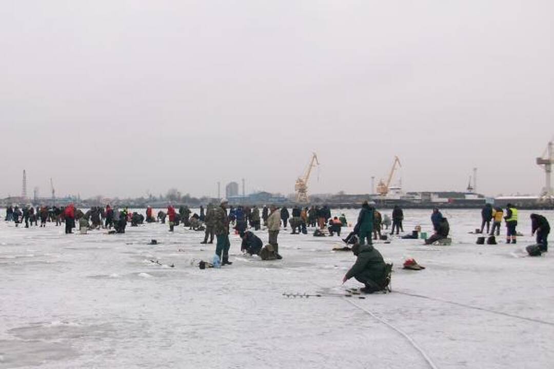 Stintų sugundyti žvejai trukdė laivų eismą 