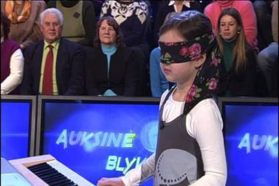 8-metė vunderkindė vienu metu groja pianinu ir žaidžia šachmatais