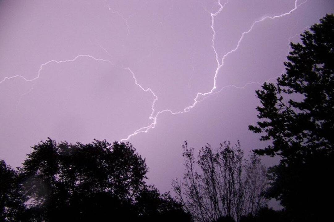 Lenkijoje pamaldų metu žaibas trenkė į bažnyčios bokštą