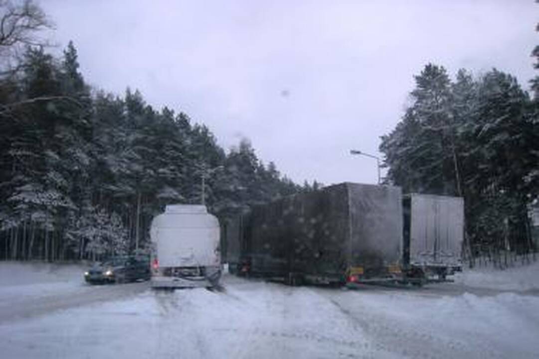 Po pūgos eismo sąlygos sudėtingos, įkalnėse stringa vilkikai (papildyta)