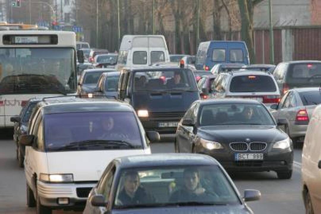 "Regitrai" pritrūko vairuotojų pažymėjimų