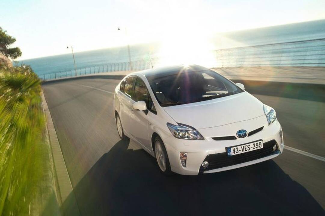 Hibridiniai automobiliai: lietuvių norus nustelbia kaina