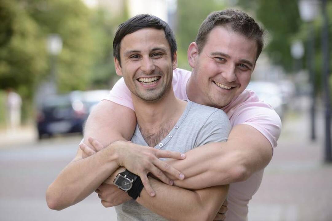 Ar gėjai galės tuoktis ir įsivaikinti Prancūzijoje?
