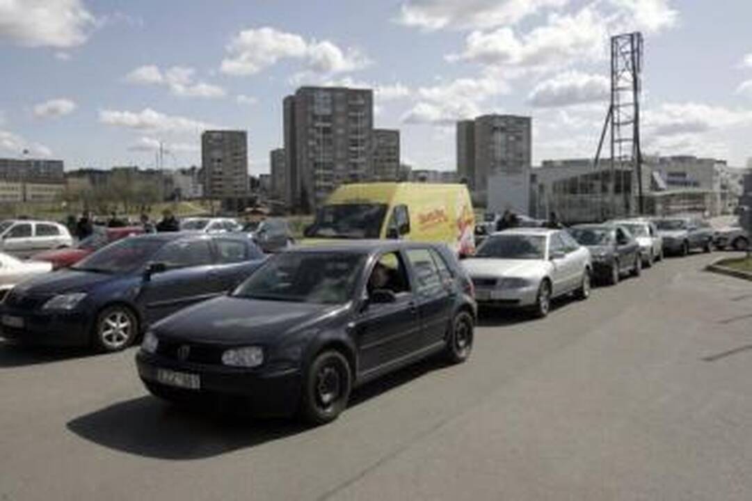Protestuojantys vairuotojai blokavo degalines