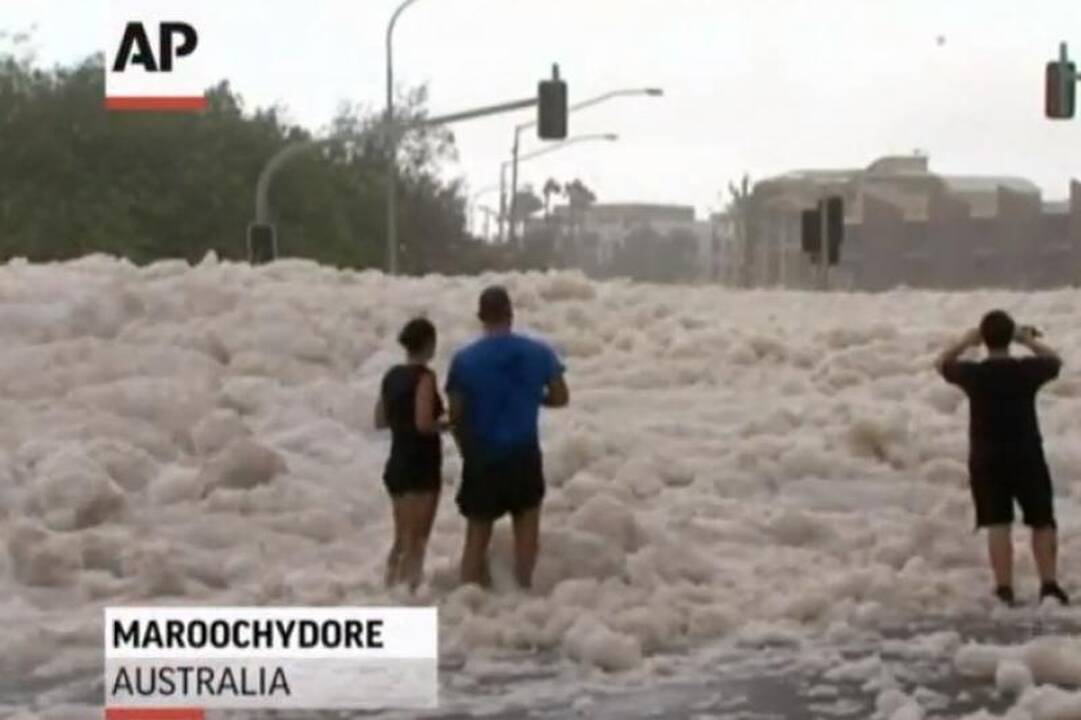 Australijos miestelį paskandino 3 m aukščio jūros putų pusnys