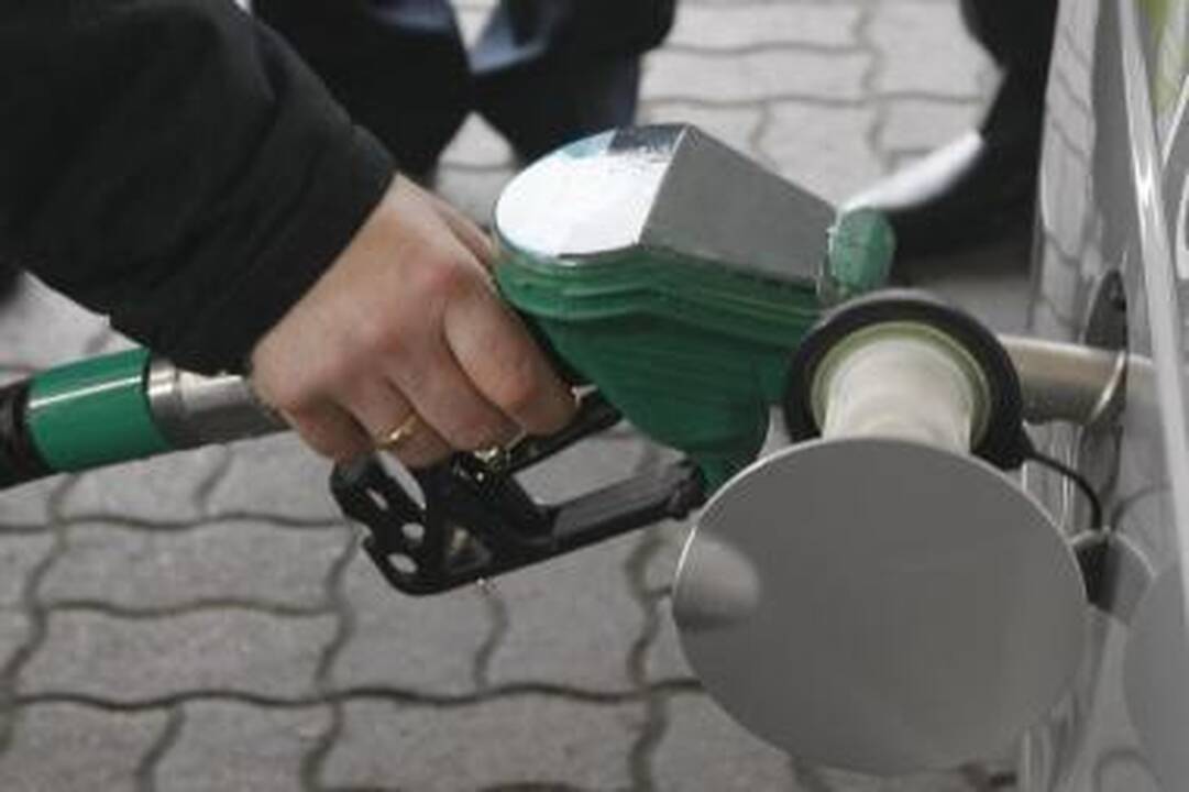 Benzino kaina Britanijoje siekia rekordines aukštumas