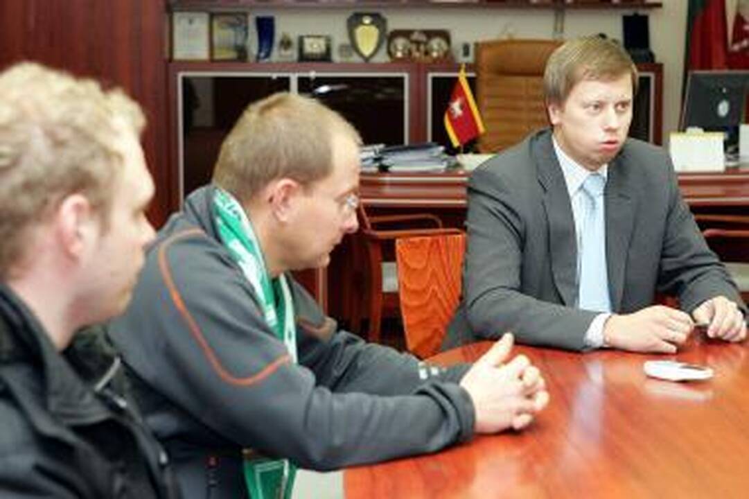 Į valdžią kreipiasi dėl dantų, konteinerių ir būsto