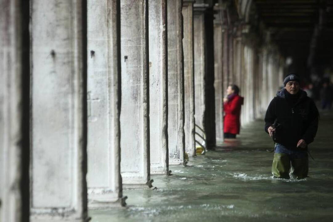 Potvynio vanduo Venecijoje slūgsta, Italija skaičiuoja aukas
