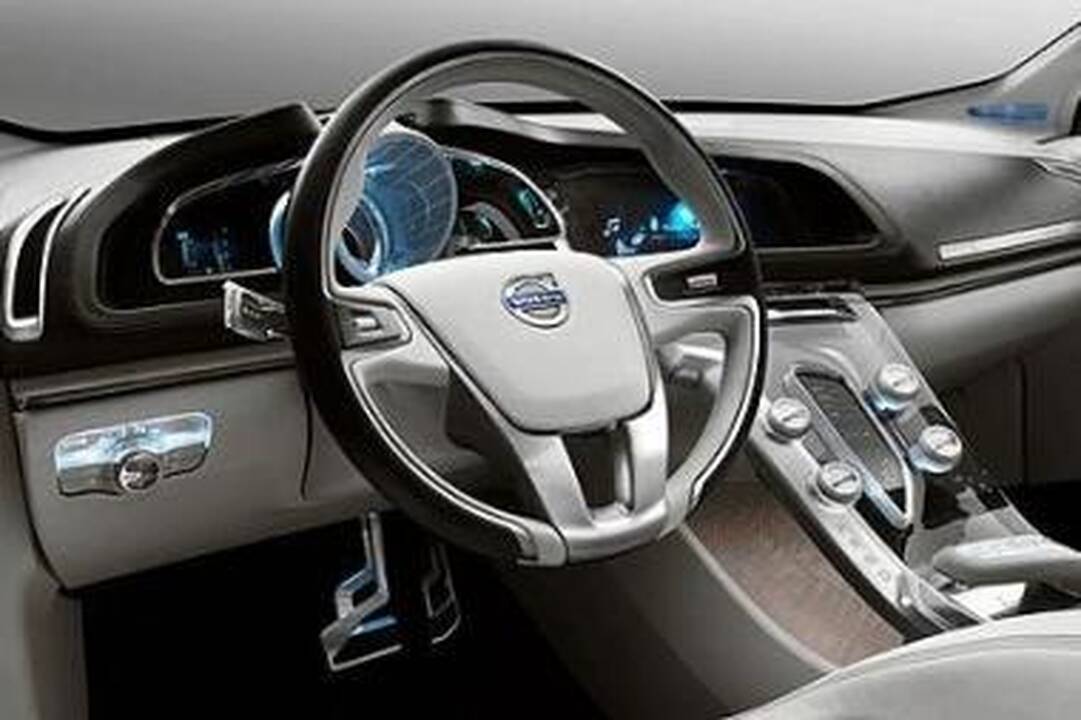 „Volvo" automobilis riedės pats