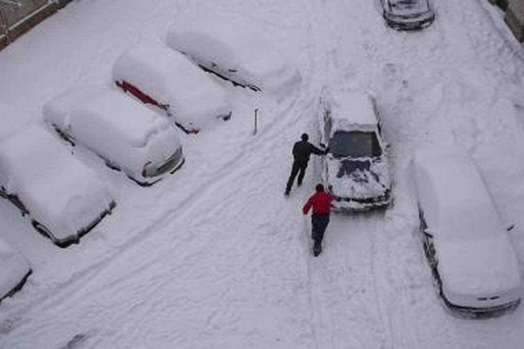 Kaune sniegas sutrikdė automobilių eismą, vilkikas pametė krovinį (dar papildyta)