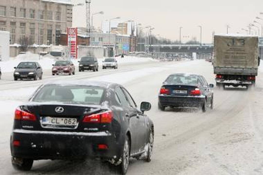 Kaune gatves nuo sniego vaduoti kelininkams padeda policija (orų prognozė)