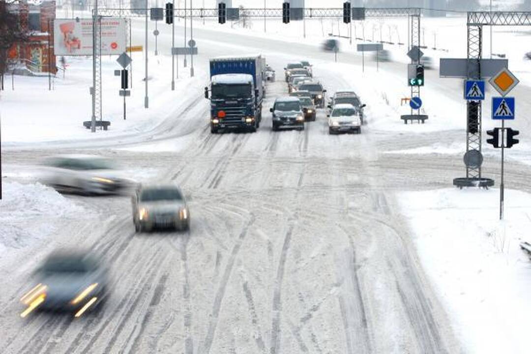 Po pūgos eismo sąlygos sudėtingos, įkalnėse stringa vilkikai (papildyta)