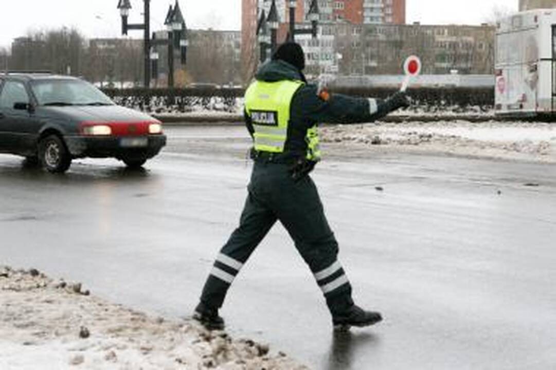 Neblaivus, be teisių ir su vogta mašina