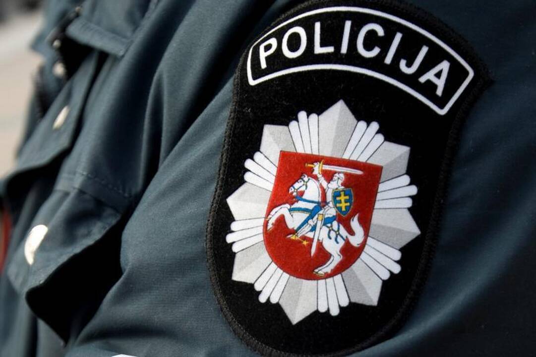 Neblaivi kaunietė apdraskė pareigūnui veidą