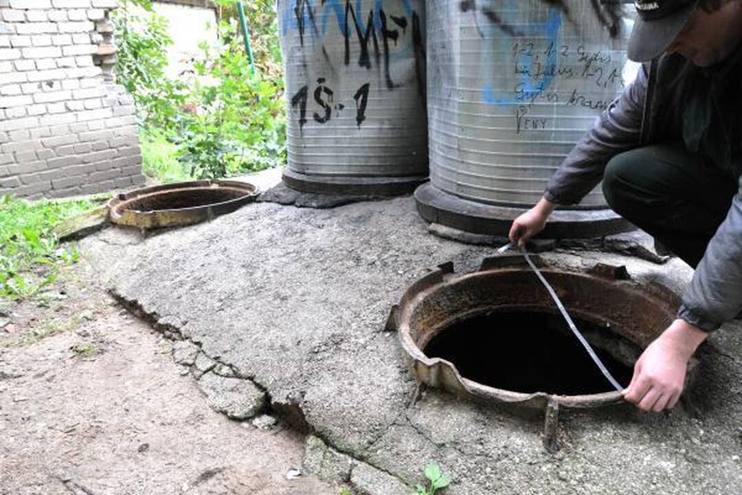 Vagys Klaipėdoje toliau šluoja šulinių dangčius