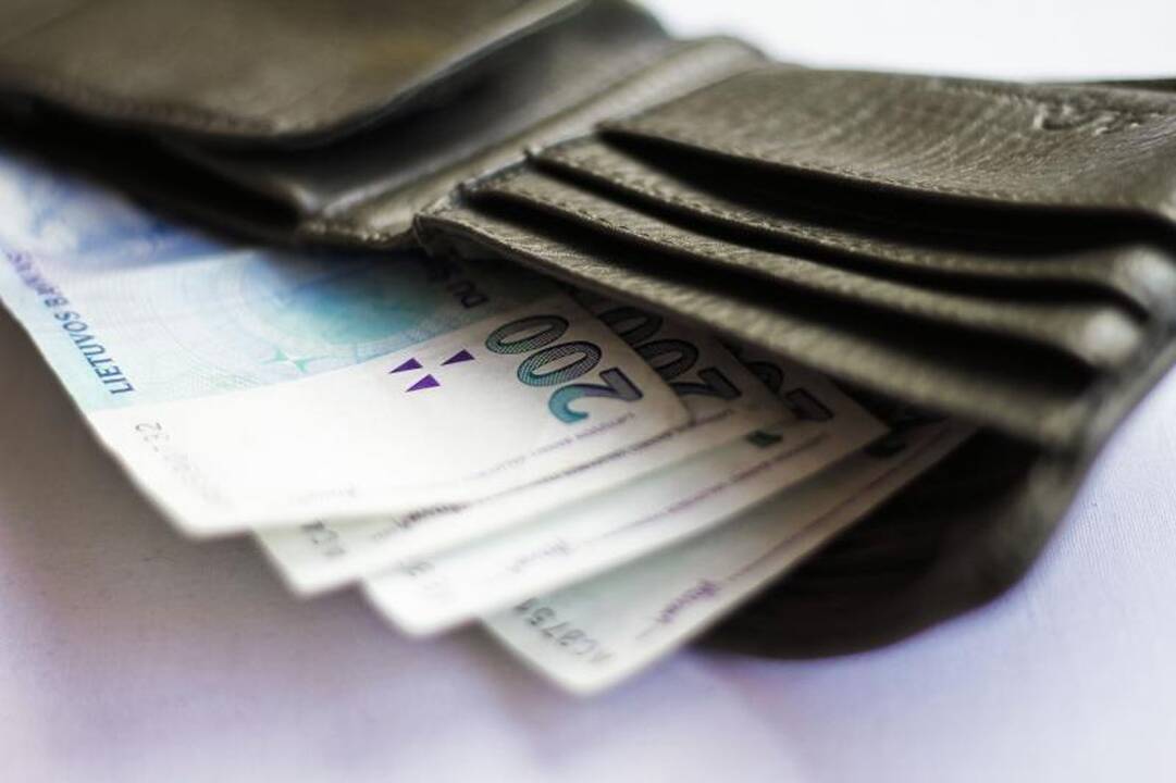 Sukčius reikalavo 9 tūkst. litų – pensininkė davė triskart mažiau
