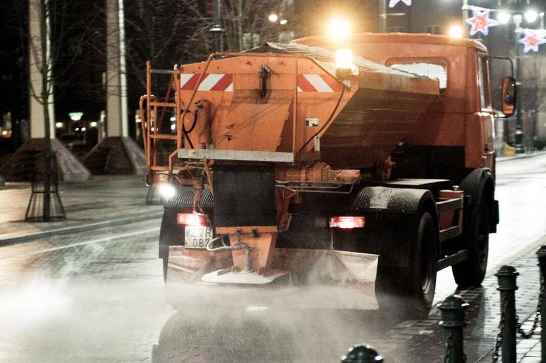 Kelininkai: kai kur keliuose susiformavo plikledis 