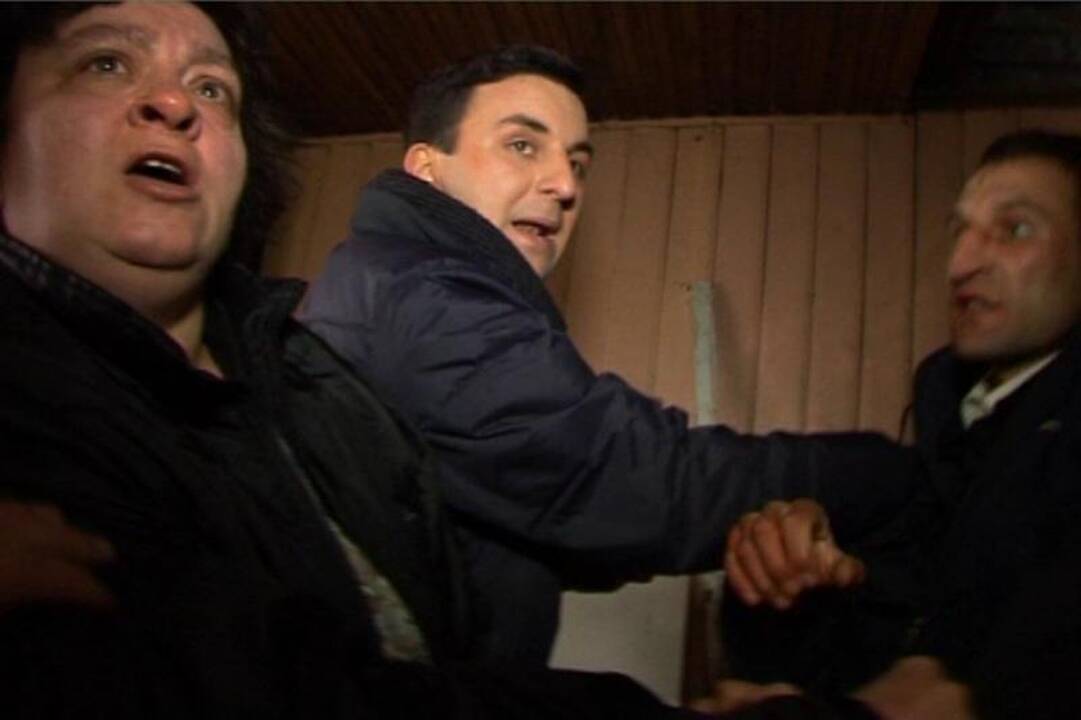 Bandydamas išvaduoti žmoną ir kūdikį iš namų, vyras daužė langus