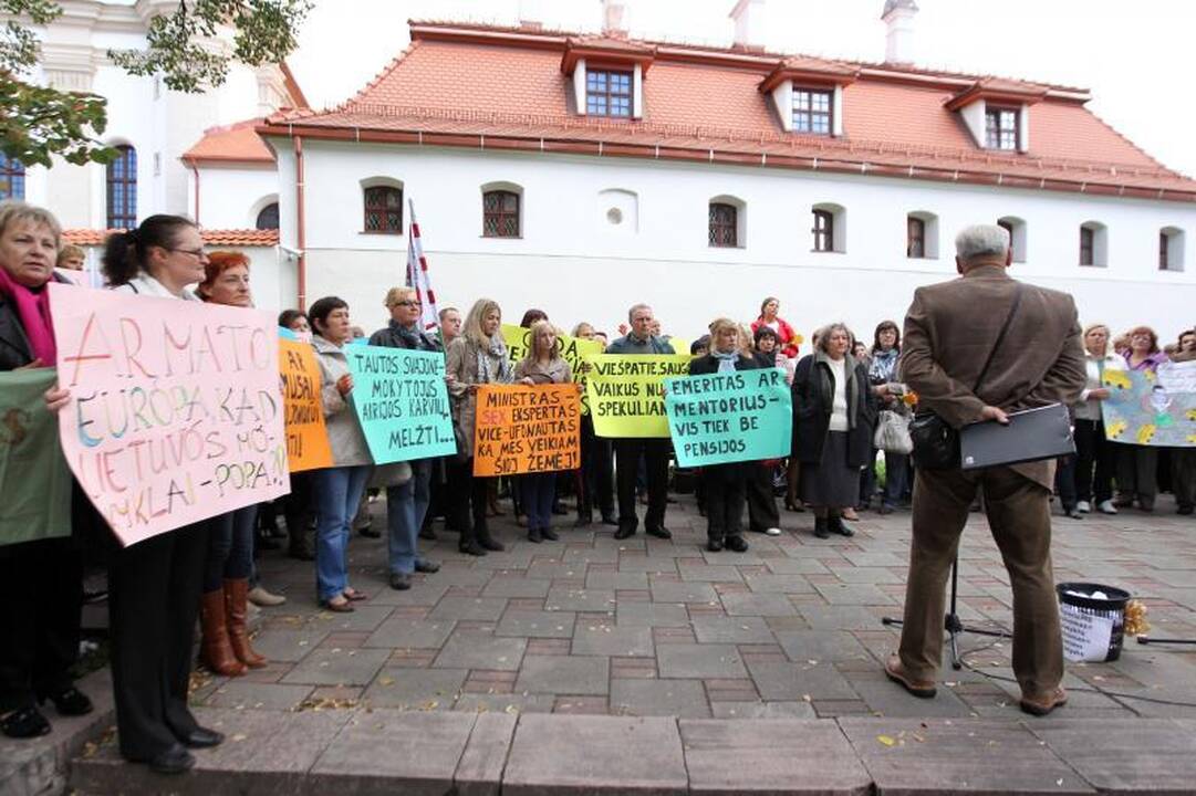 Sostinėje mitinguotojai pliekė švietimo ministrą