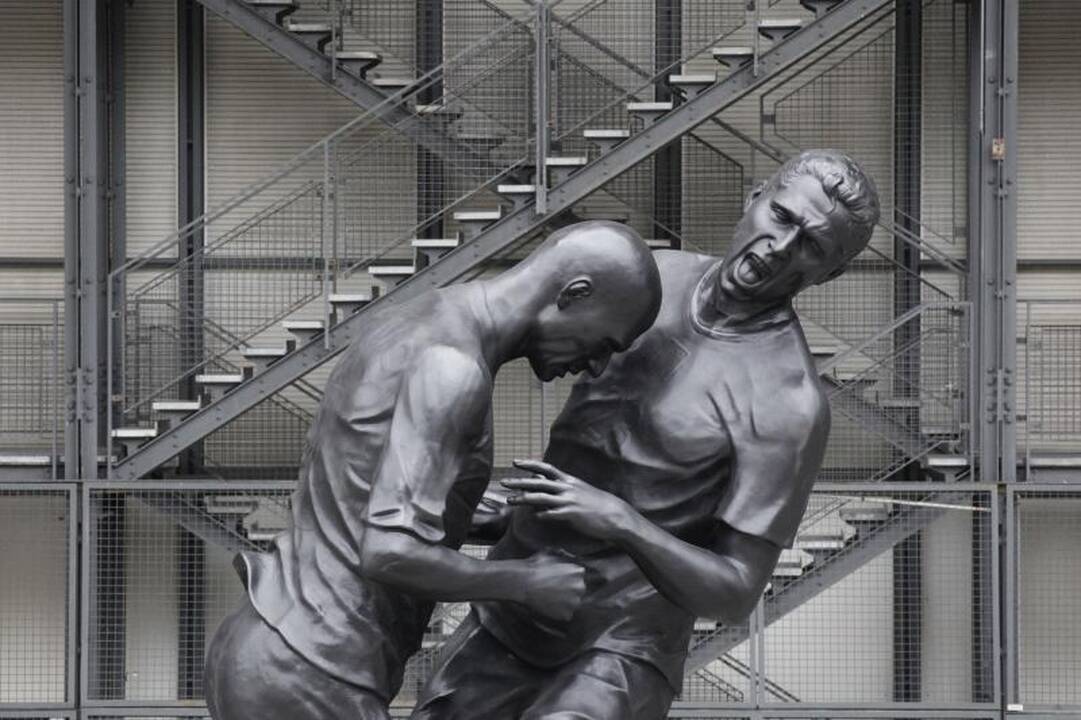 Z.Zidane'o ir M.Materazzi konfliktas įamžintas skulptūroje