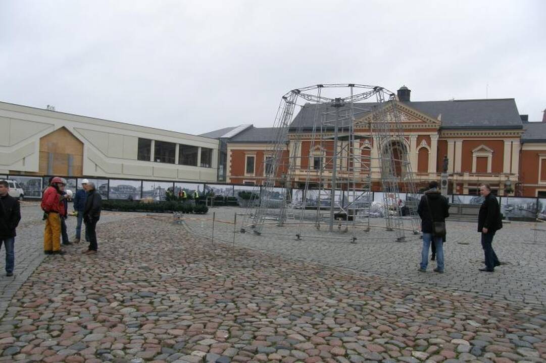 Klaipėdos Teatro aikštėje pradėjo kilti Kalėdų eglutė