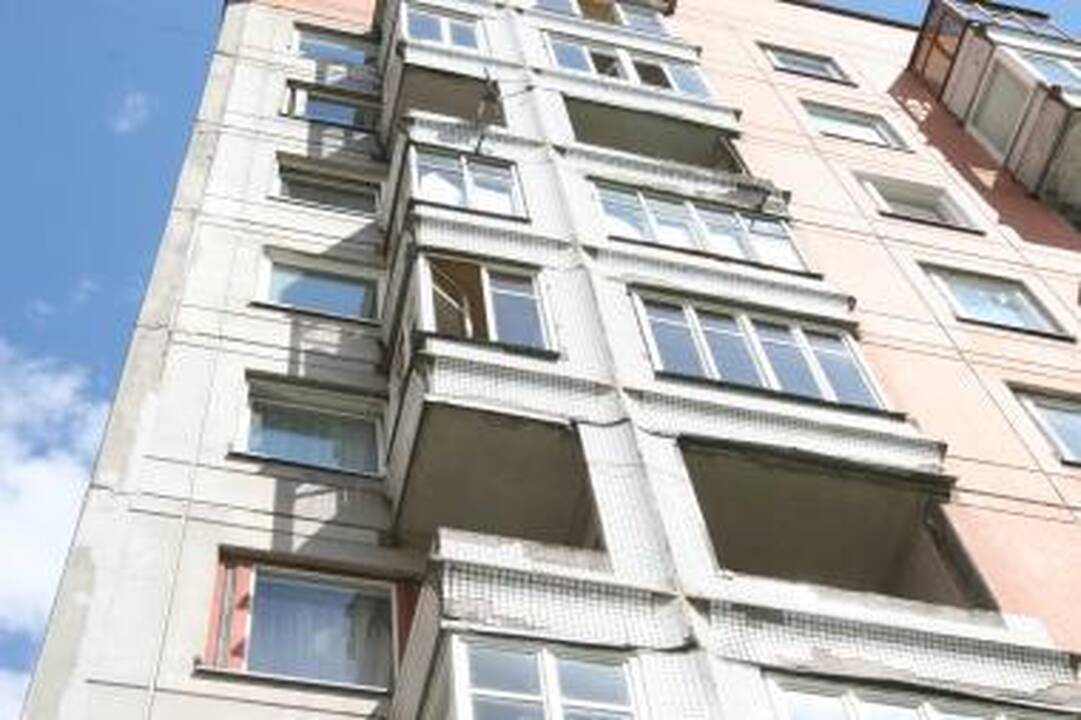 Septyniolikmetis iškrito iš balkono