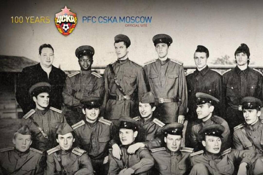 D.Šemberas pozavo su raudonarmiečių uniforma