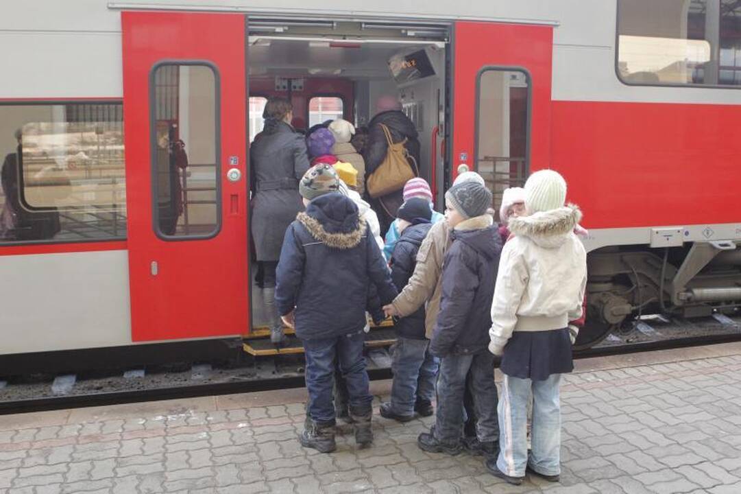 9-metis klasiokams parūpino nemokamą kelionę traukiniu (foto)