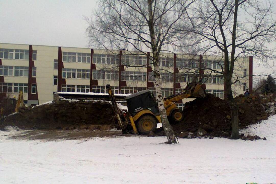 Vietoje avarinės būklės sandėliuko - aikštelė vaikams