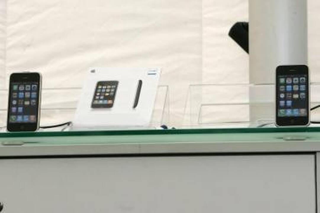 Verslininkai pripažino davę valdininkams išmaniuosius telefonus „pasibandyti“