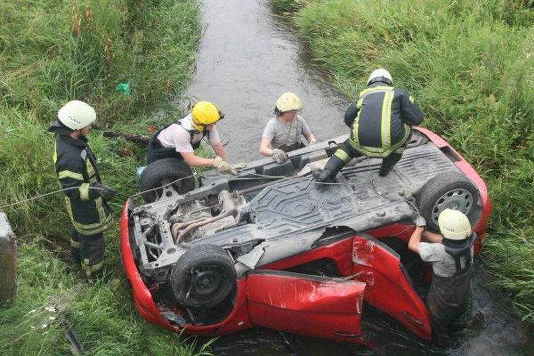 Automobiliui įskriejus į upelį žuvo vaikas ir jo motina (papildyta)