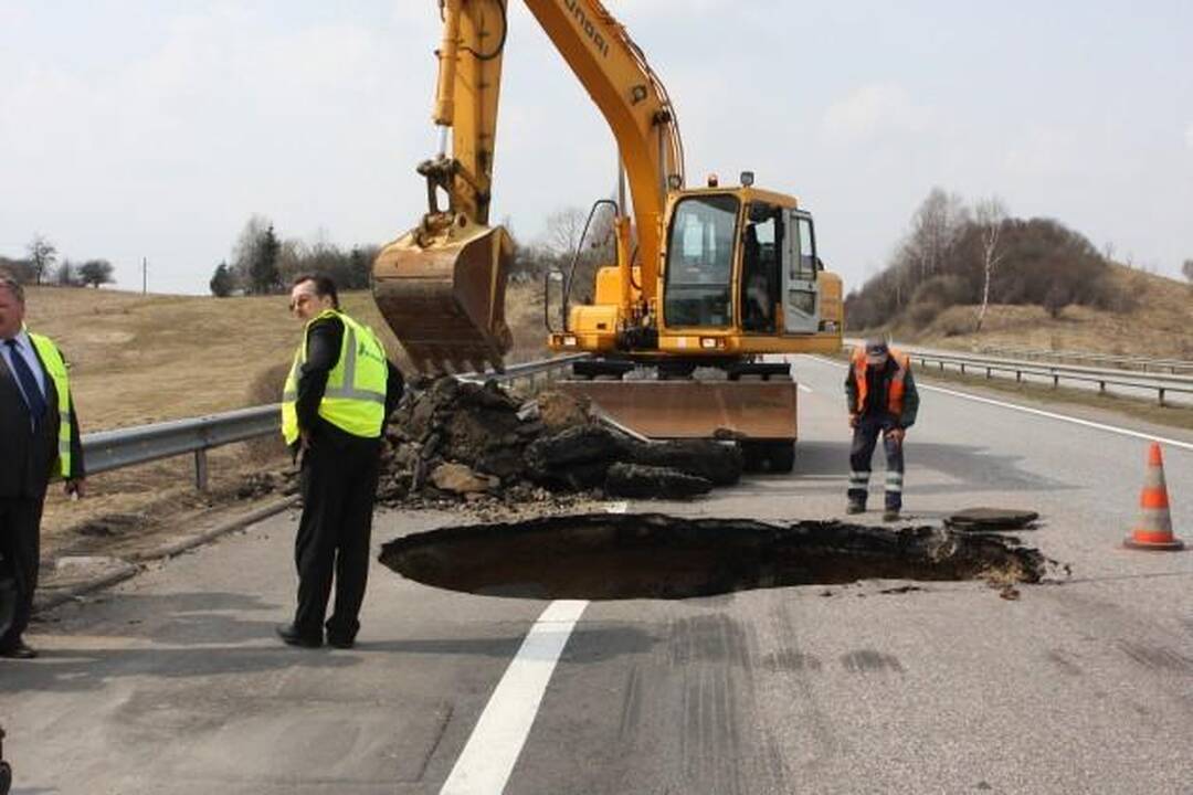 Autostradoje Kaunas-Vilnius netikėtai atsivėrė smegduobė (foto)