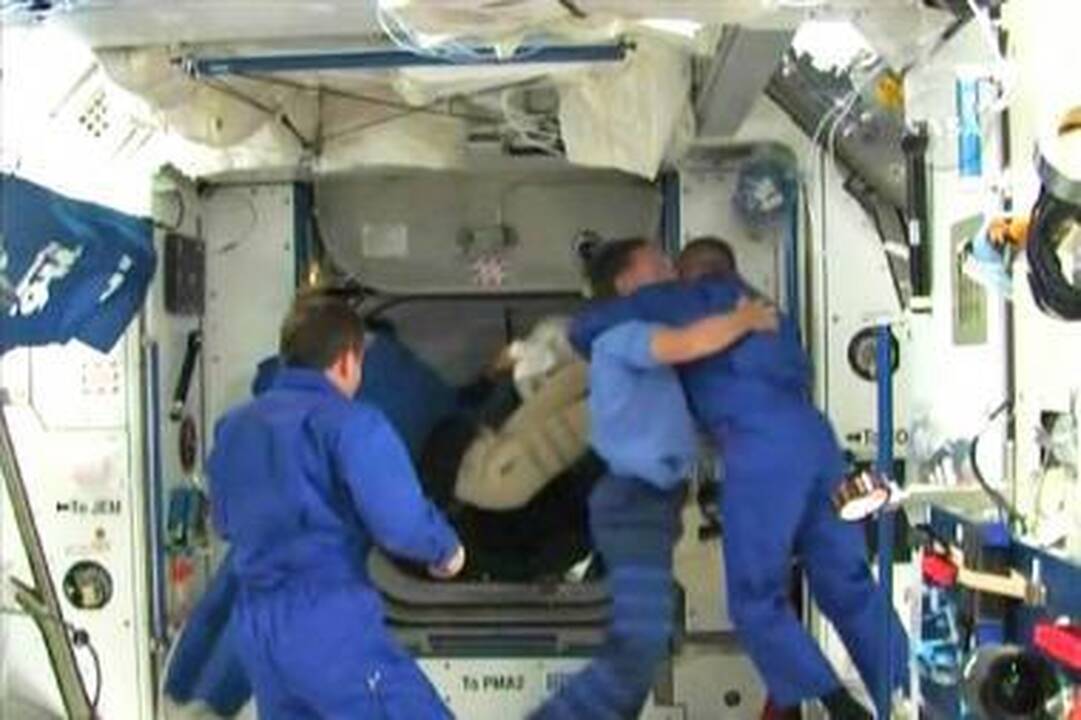 Moters buvimas kosmose teigiamai veikia vyrų darbą
