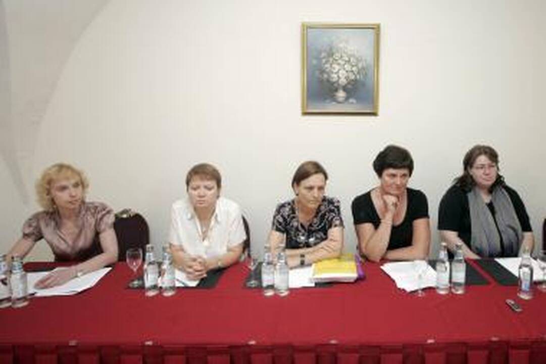 Valstybė pozicija - sodinti vaikus į invalidų vežimėlius