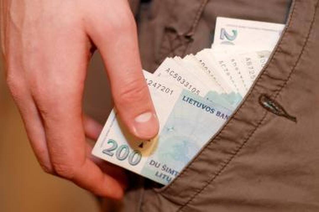 Didesnį kaip 100 tūkst. litų mėnesio atlyginimą pernai gavo 11 žmonių