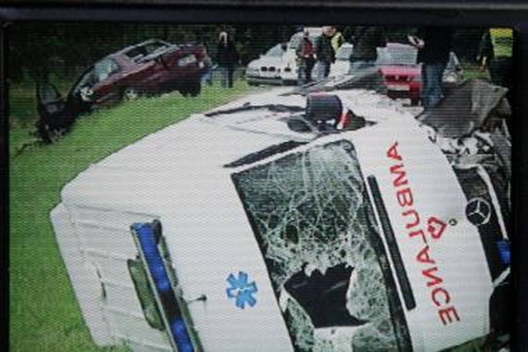 Kauno rajone apvirto greitosios pagalbos automobilis