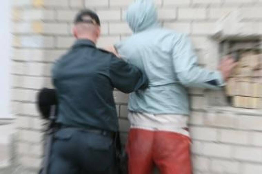 Juodasis penktadienis pareigūnams: sulaikytieji priešinosi dantimis ir buteliais