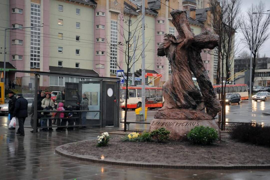 Aktyvistai piktinasi viešuoju tualetu kunigo B. Laurinavičiaus skvere