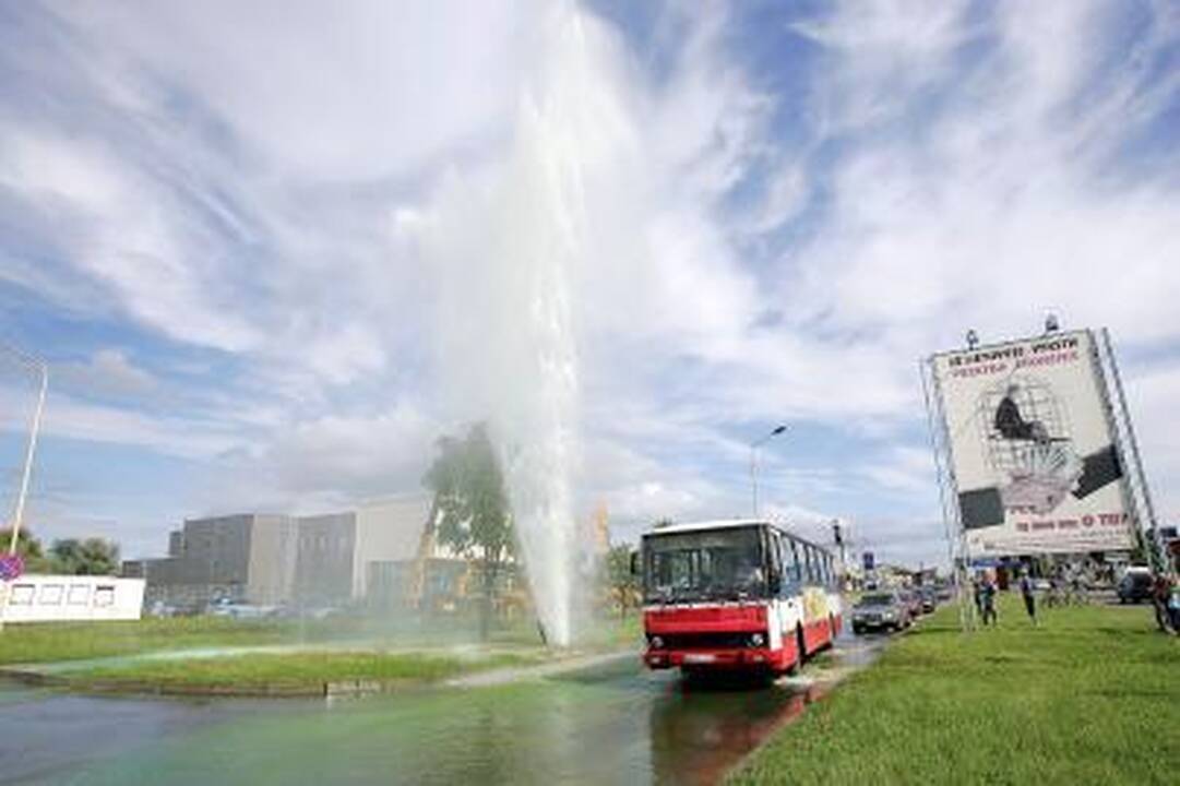 Iš žemės tryško fontanas