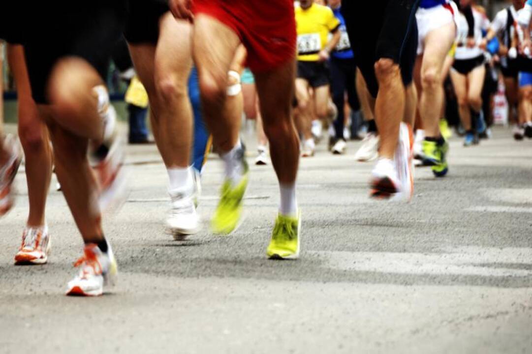 Maratono metu sustojo pasipiršti merginai  