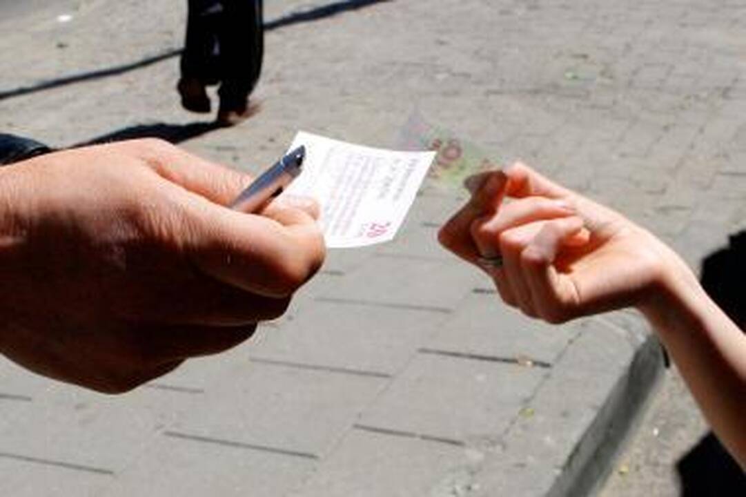 Ar kontrolieriai turi teisę naudoti fizinę jėgą?