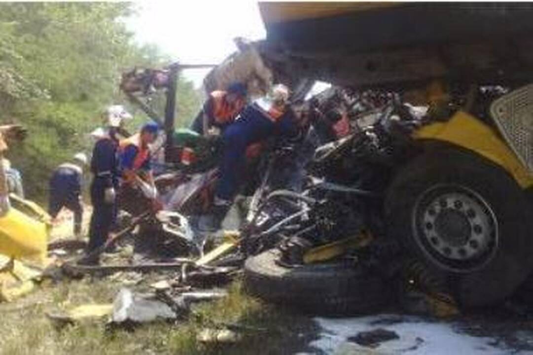 Rusijoje benzinvežiui susidūrus su autobusu žuvo 25 žmonės