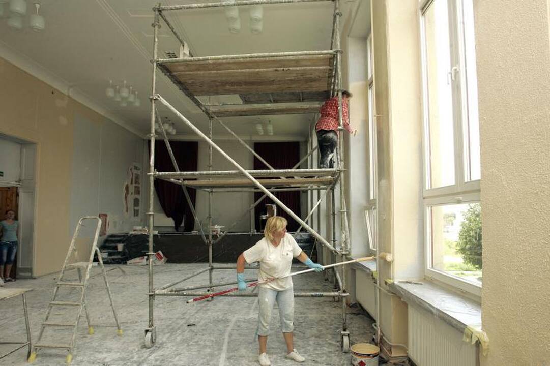 Mokyklose ir vaikų darželiuose tebepluša darbininkai
