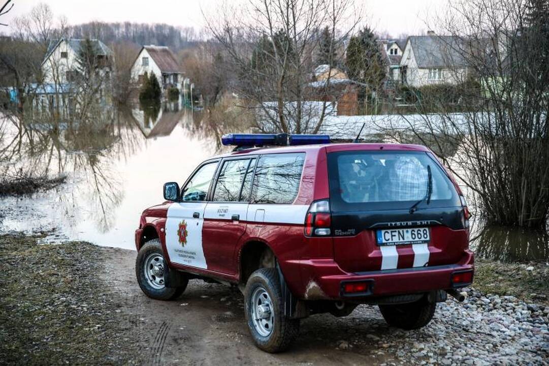 Pralaužęs pylimą Kauno rajone Nevėžis užliejo sodybas