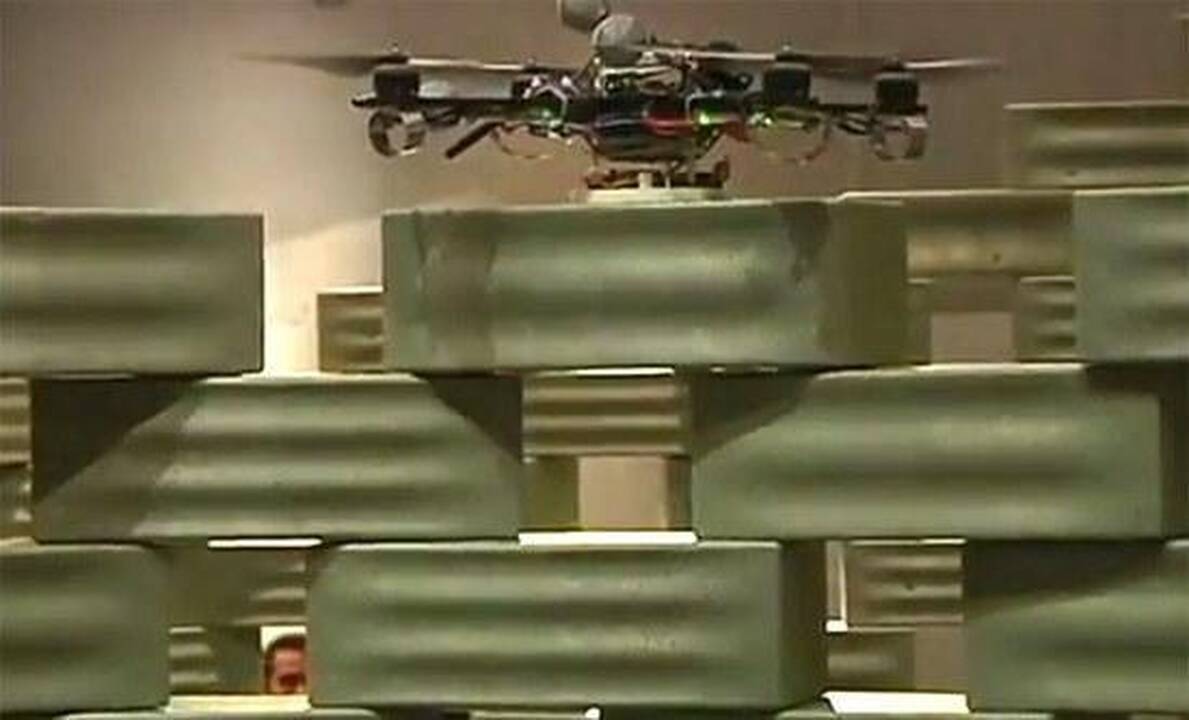 Skraidantys robotai pastatė 6 m aukščio statinį